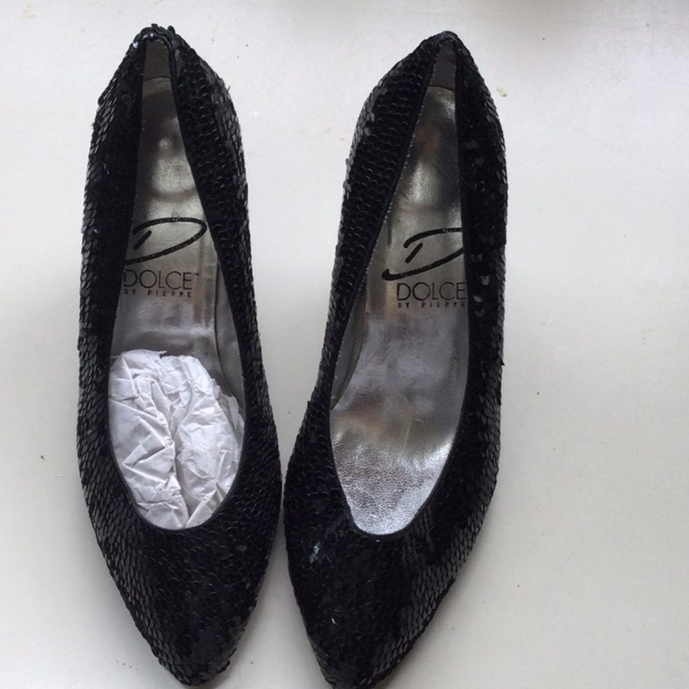 Sequin pumps
